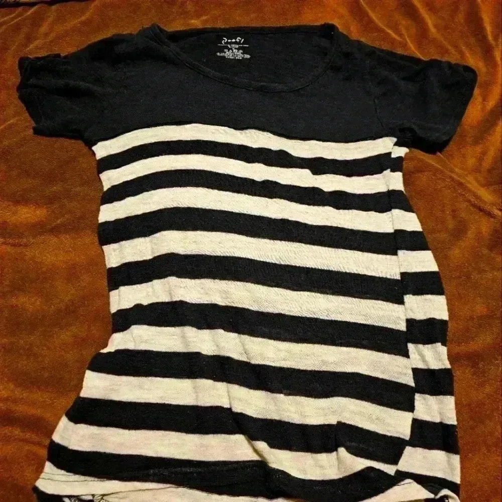 Women's medium black and white stripe poof! T-shirt